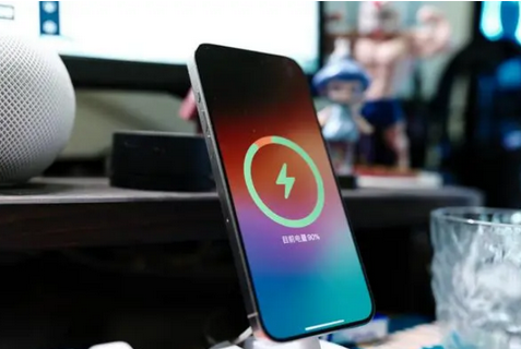 合肥苹果15换屏服务分享用什么充电器给iPhone15充电更好 